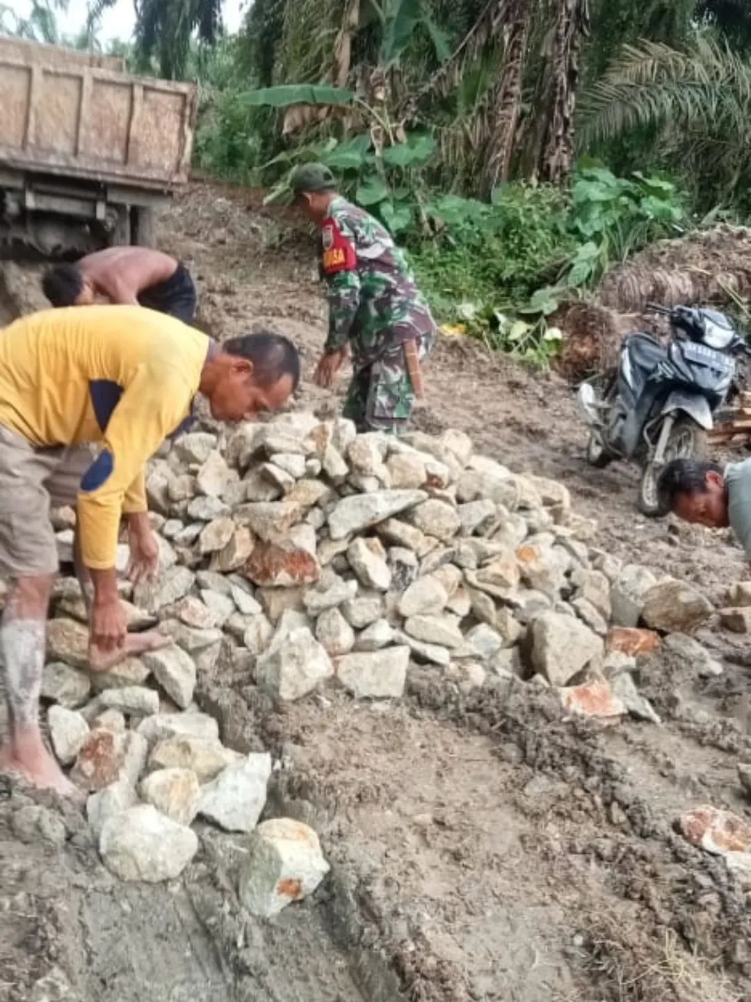 Babinsa Perdagangan Bersama Warga Gotong Royong Perbaiki Jalan Kampung Tembaan