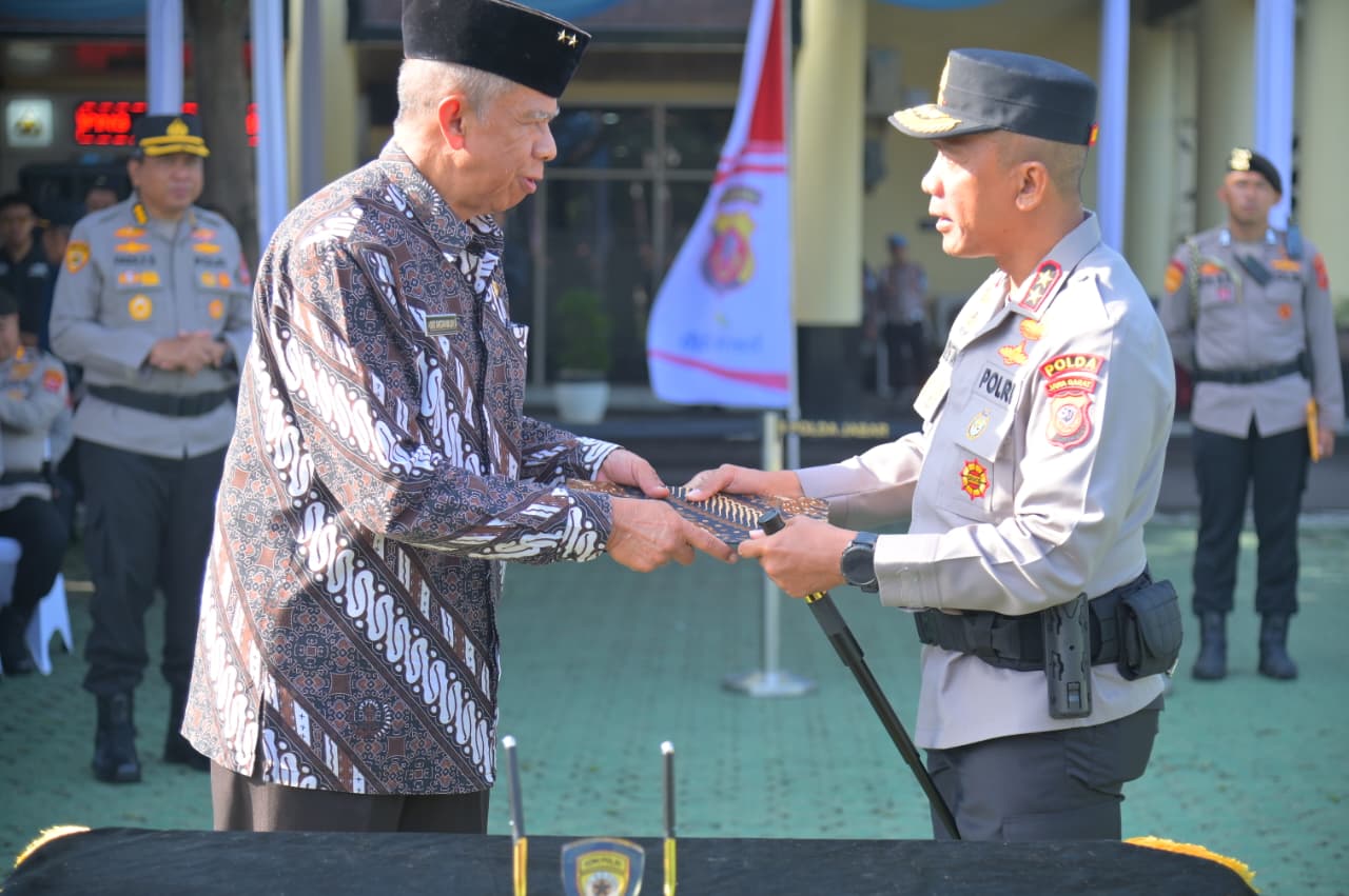 Polda Jabar Gelar Upacara Wisuda Purnabakti, 111 Personel Resmi Mengakhiri Masa Pengabdian