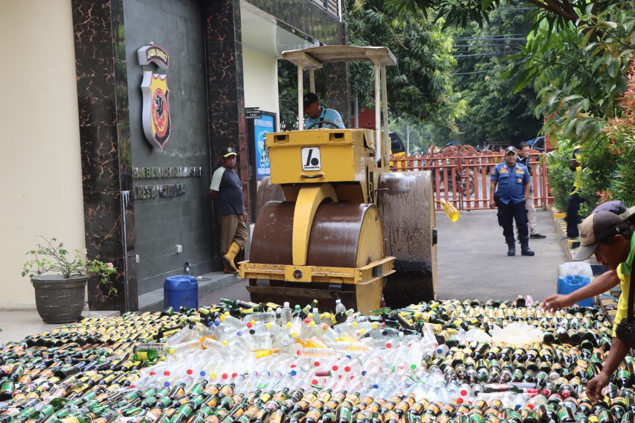 Polisi Musnahkan Ribuan Miras Berbagai Merek Dan Knalpot Tidak Sesuai Spesifikasi Teknis