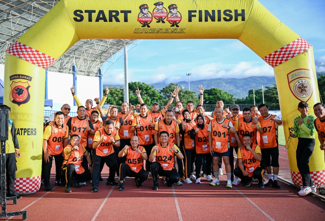 Ditengah Padatnya Persiapan Nataru, Kapolda Jabar Pimpin  Kesamaptaan Jasmani Di Stadion Sport Jabar Arcamanik Bandung