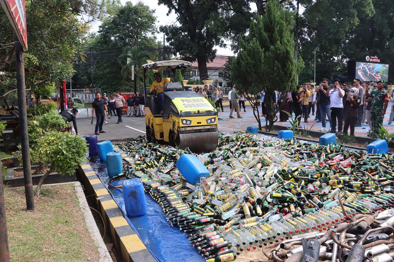 Polisi Musnahkan 16.000 Botol Miras Dan 520 Knalpot Tidak Standar Wujud Nyata Komitmen Jaga Kamtibmas Jelang Operasi Lilin Lodaya 2025