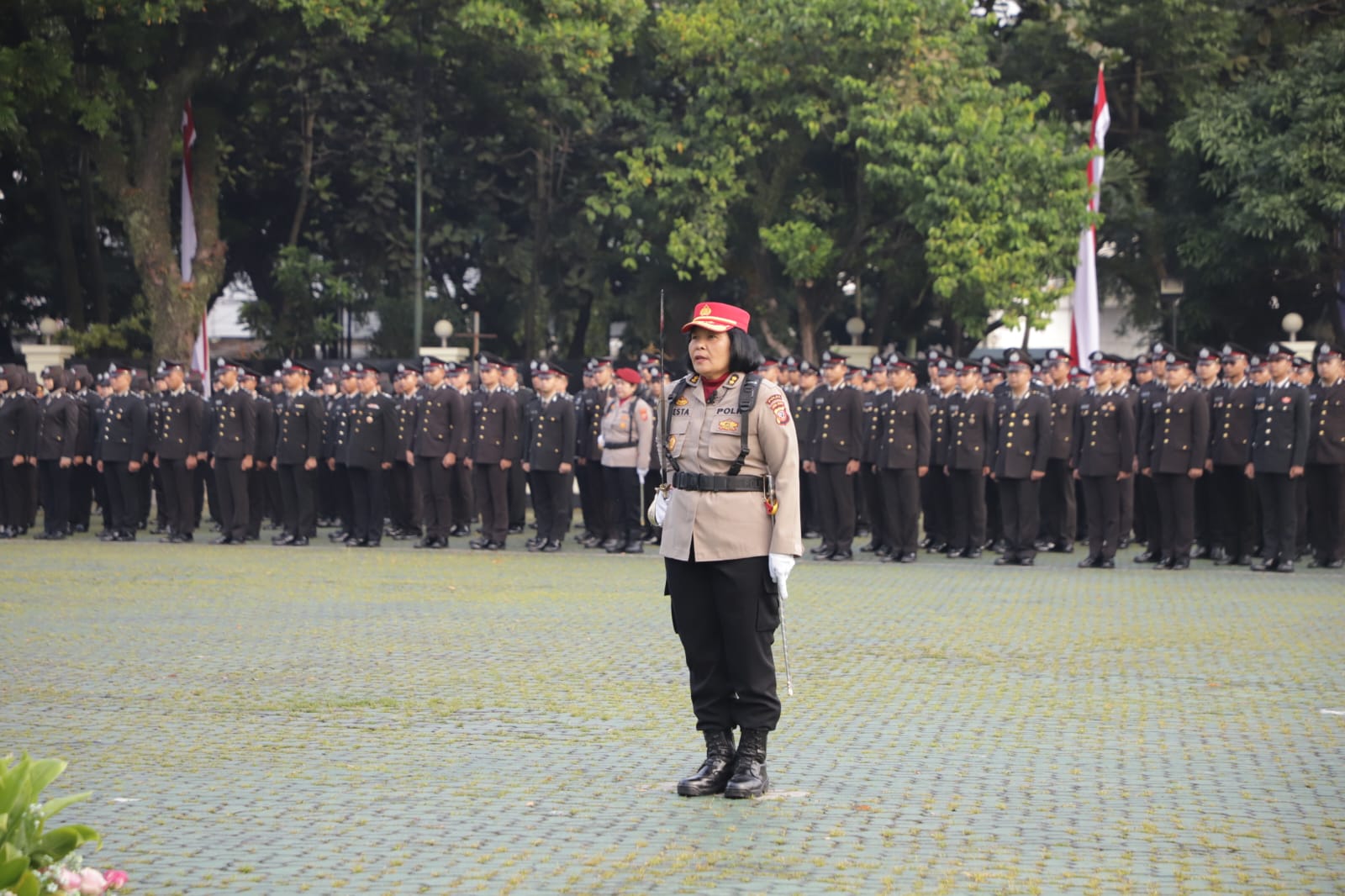 Peringatan Hari Ibu, Polwan Tampil Sebagai Komandan Upacara Di Polda Jabar
