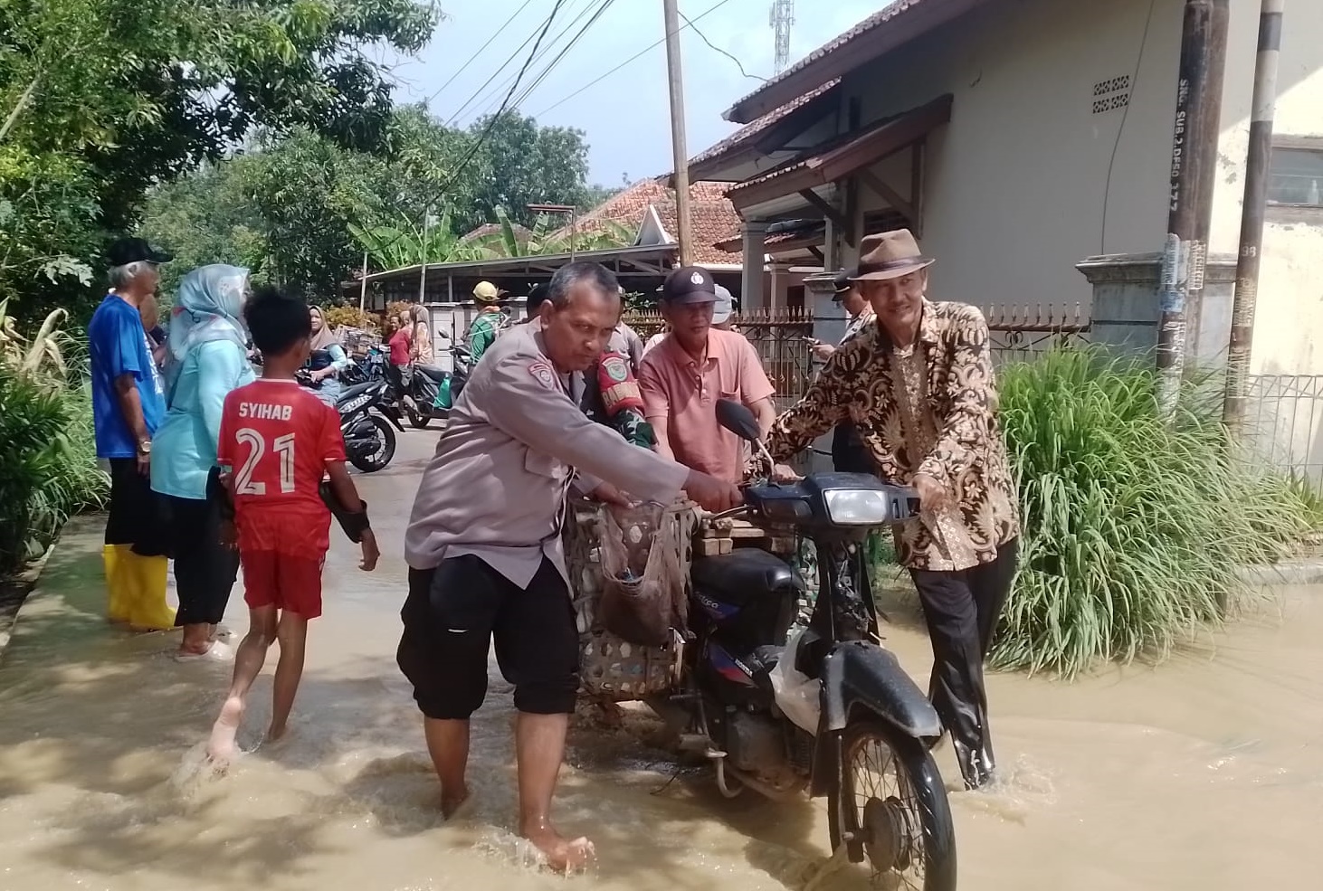 Polisi Bantu Masyarakat Akibat Banjir dari Sungai Ciasem Subang Yang Meluap