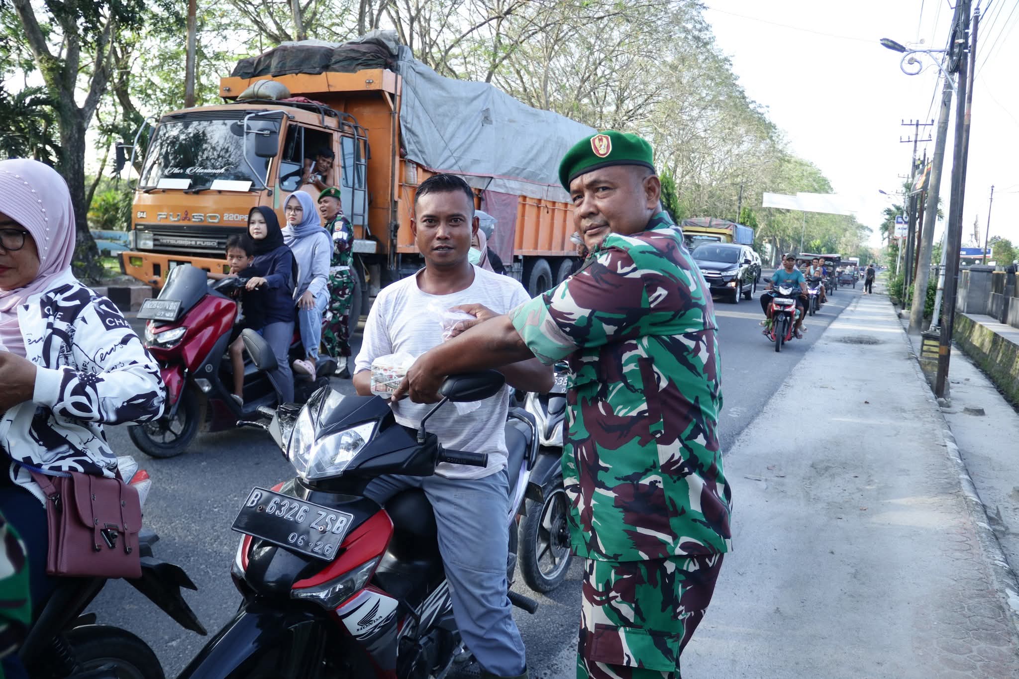 Berbagi Ta’jil Kodim 0208/Asahan Ramadhan Penuh Berkah