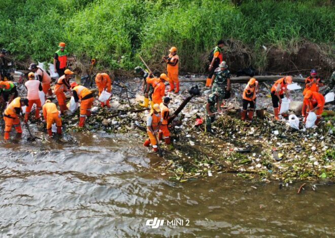 Kapolres Priok Bersama Forkopimko Korve Bersih – Bersih Pesisir Laut Marunda