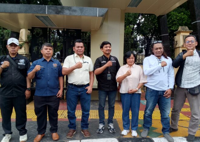 Jumat Berkah di Cakung: Pokja Persatuan Wartawan Indonesia Jakarta Timur Borong Simpati Warga Lewat Aksi 200 Takjil