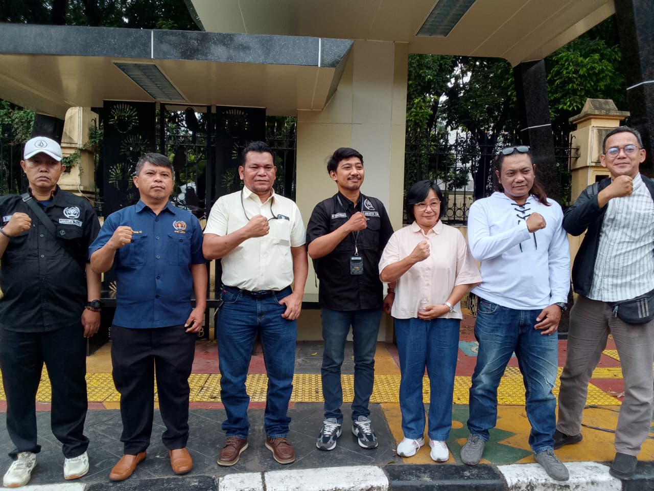 Jumat Berkah di Cakung: Pokja Persatuan Wartawan Indonesia Jakarta Timur Borong Simpati Warga Lewat Aksi 200 Takjil